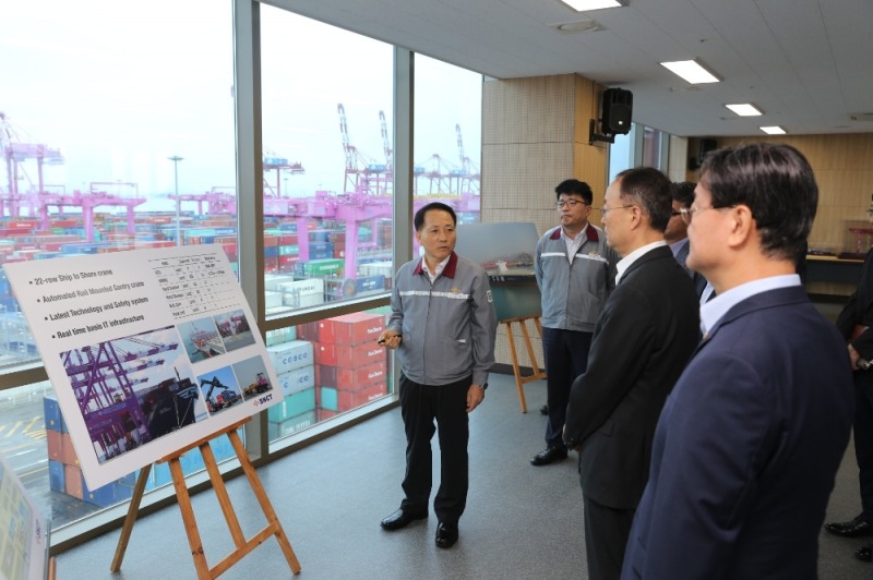 31일 인천신항 선광신컨테이너터미널(SNCT) 홍보관을 방문한 백운규 장관에게 SNCT 이도희 대표가 SNCT 수출현황에 대해 설명하고 있다.(사진=인천항만공사)