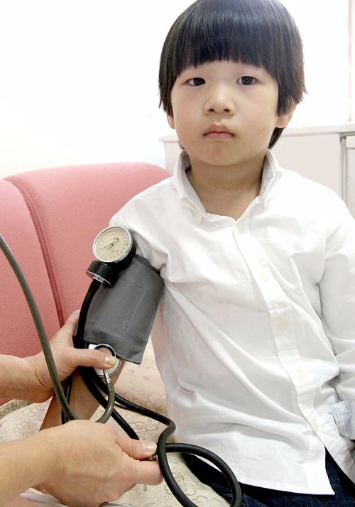 소아 두통 시 혈압 측정 모습(사진:인제대학교 상계백병원 제공)