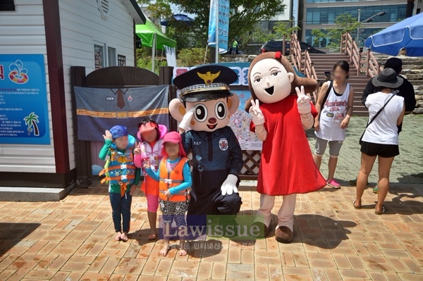 포돌이와 울산큰애기 캐릭터와 함께 몰카근절 캠페인을 벌이고 있다.