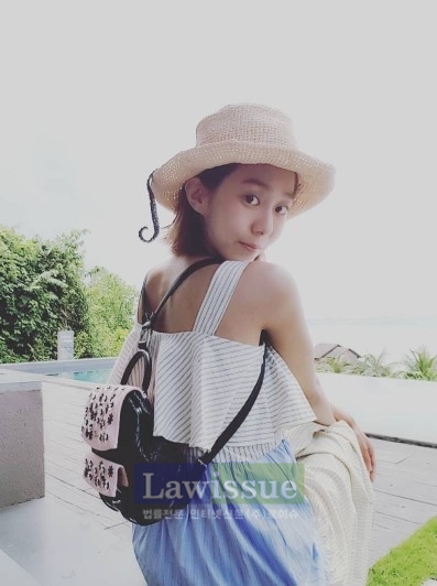 '등이 훤히 드러난 의상...유이, 수수한 모습 속 맑은 듯'