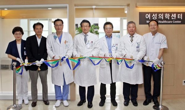 왼쪽부터 유재선 간호본부장, 김기정 행정처장, 박영국 치과병원장, 임영진 의무부총장 겸 의료원장, 김건식 의대병원장, 이진용 한방기획진료부원장, 장준복 여성의학센터장(사진:경희의료원 제공)