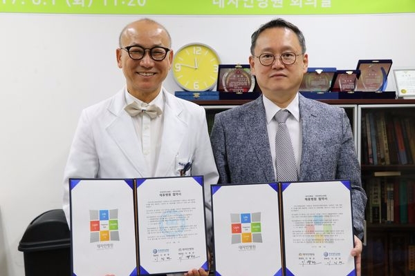 왼쪽부터 대자인병원 이병관 병원장, 한양대학교병원 이광현 병원장(사진:한양대병원 제공)