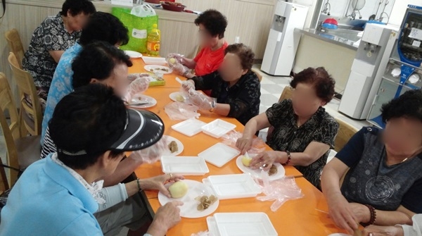 노노케어 분야 노인사회활동지원사업 참여자들이 홀몸·거동불편 노인에 줄 감자 간식을 만들고 있다.(사진=성남시 제공)