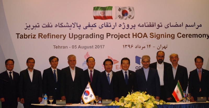 계약체결 후 계약식 참석자들이 기념촬영을 하고 있다.(왼쪽부터 이형주 SK건설 이란지사장, 쉐콜이슬라미 ODCC 사장, 김승호 이란 주재 한국 대사, 압바스 카제미 석유부 차관 겸 이란 국영석유회사 사장, 서석재 SK건설 전무, 백재현 의원, 정세균 국회의장, 애스마엘 자바르자데 이스트 아제르바이젠 주지사, 골람레자 바게리 타브리즈 정유회사 사장, 알리 팍다만 파르시안 오일앤가스 부의장, 이원욱 의원).(제공=SK건설)