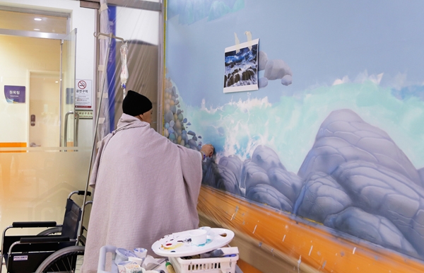 작업 중인 故 브로니슬라프씨(사진=국제성모병원 제공)