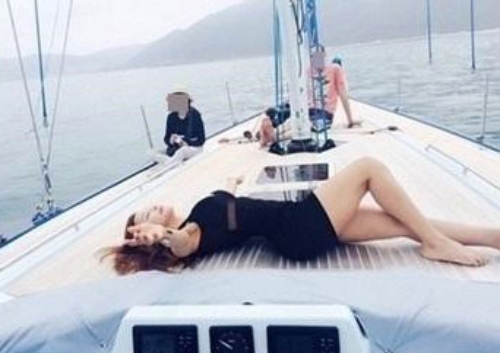 '블랙 미니드레스'...미나, 두 팔 벌려 누워 매혹적인