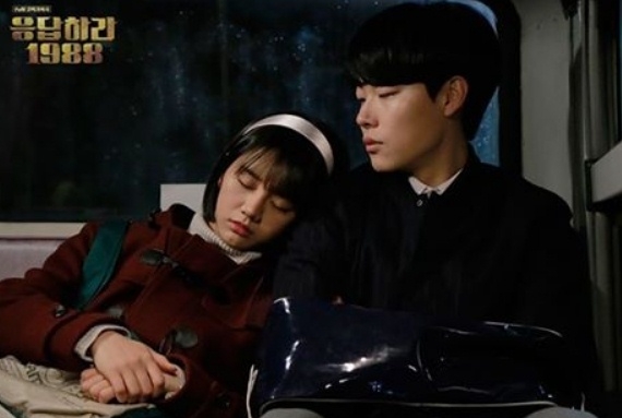 류준열 어깨에 기댄...혜리 '다시 봐도 설렘 폭발'