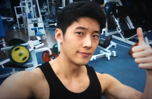 고은성, '훈내 나는 외모에...화가 매우 난 듯한 조각몸매'