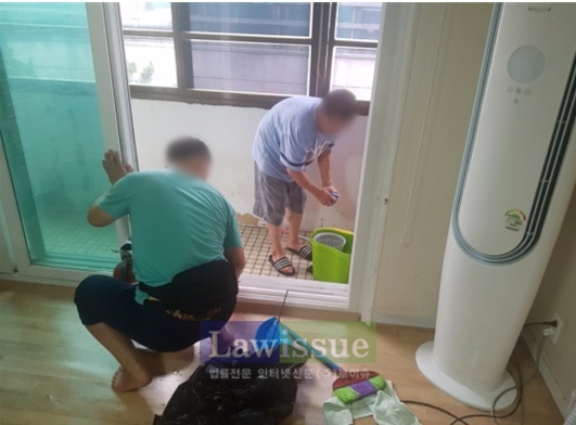 사회봉사대상자들이 실내청소를 하고있다.
