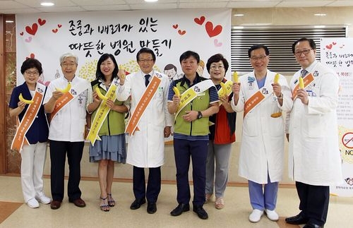 왼쪽부터 유재선 간호본부장, 김성수 경희대한방병원장, 김숙영 보건의료노조 서울지역본부장, 임영진 의무부총장 겸 의료원장, 김영준 노동조합 지부장, 고은주 노동조합 수석부지부장. 박영국 경희대치과병원장, 오주형 기획조정실장(사진=경희의료원)
