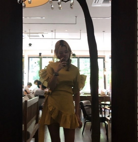 '부러질 듯 늘씬라인'...정담이, '살짝 끝단이 올라단 치마자락