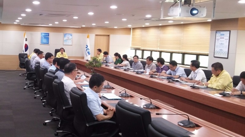 을지연습 중인 장만 이사장(중앙).(제공=해양환경관리공단)