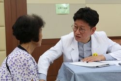 진료중인 주광로 봉사단장(사진= 강동경희대병원)