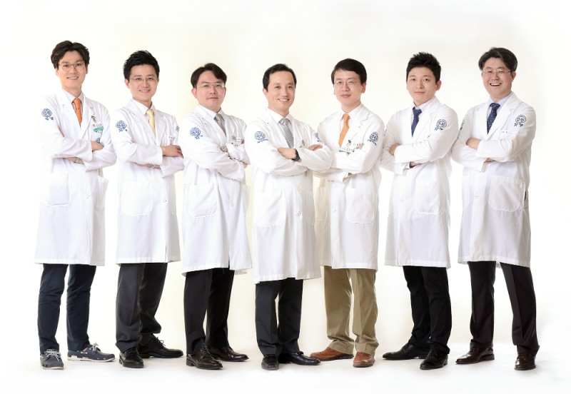 수원자생한방병원 의료진(왼쪽부터, 김승환 원장, 김현욱 원장, 전춘산 원장, 김용 병원장, 김은석 원장, 이동화 원장, 김태성 원장 (사진=자생한방병원 제공)