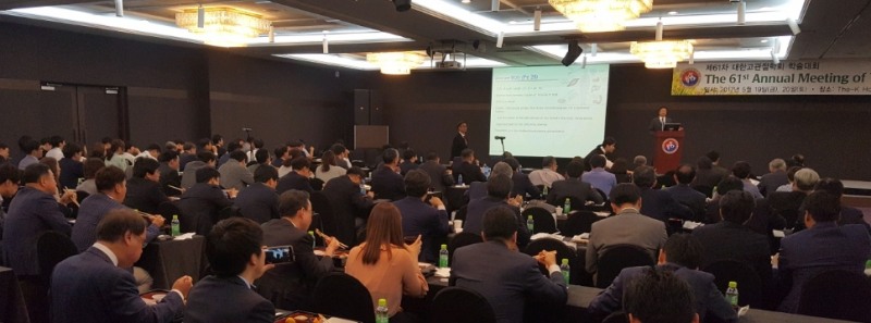 61회 대한고관절학회 학술대회에서 강동경희대 정형외과 유기형 교수가 발표하고 있다. (사진=한국팜비오 제공)