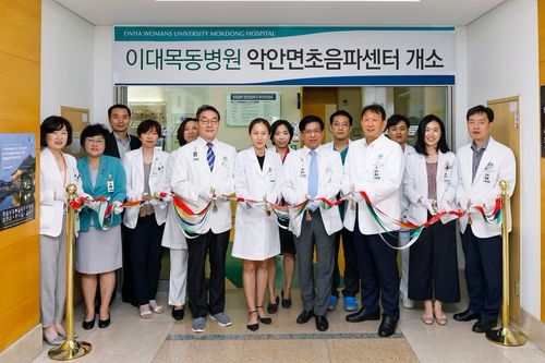 심봉석 이화의료원장(사진 앞줄 오른쪽에서 세번째), 이령아 기획조정실장(사진 왼쪽에서 세 번째) 등 경영진과 김선종 임상치의학대학원장(사진 앞줄 오른쪽에서 네번째), 박정현 악안면초음파센터장(사진 앞줄 오른쪽에서 다섯 번째)을 비롯한 센터 의료진이 개소식 기념 테이프 커팅을 하고 있다(사진=이화의료원)