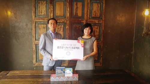 바이오일레븐 이경민 대표(좌), 그루맘 김미경 대표(우)가 기념 사진을 찍고 있다.