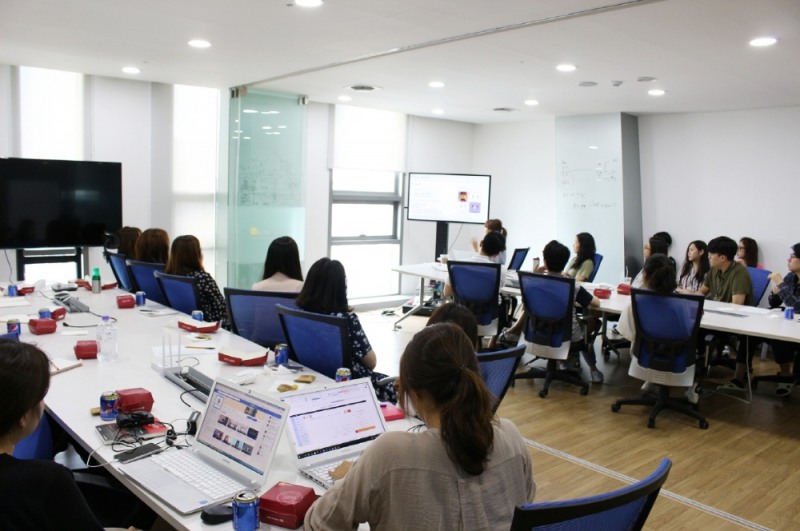 PR 회사 함샤우트가 직원이 동료 직원들에게 자신이 업무를 통해 얻은 지식과 경험을 나누는 이색 직원 교육 프로그램을 진행해 호응을 얻고 있다. (사진=함샤우트)
