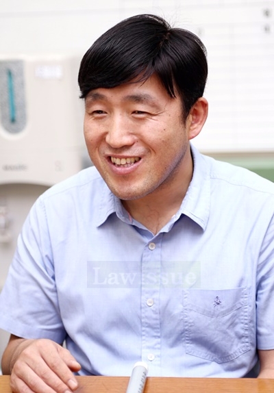 대구 최초 시각장애 영어교사 이우호 씨 '박사 학위' 취득.