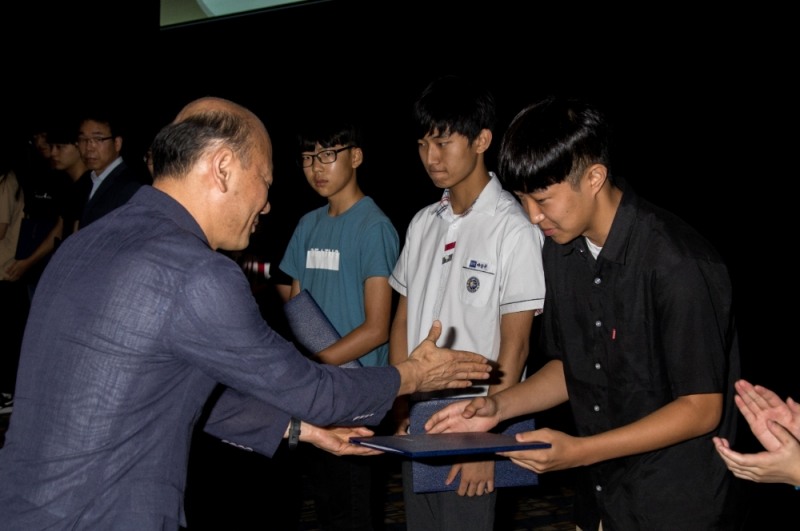 롯데재단 이정욱 전무가 장학생들에게 장학금을 전달하고 있다.(사진=롯데그룹)