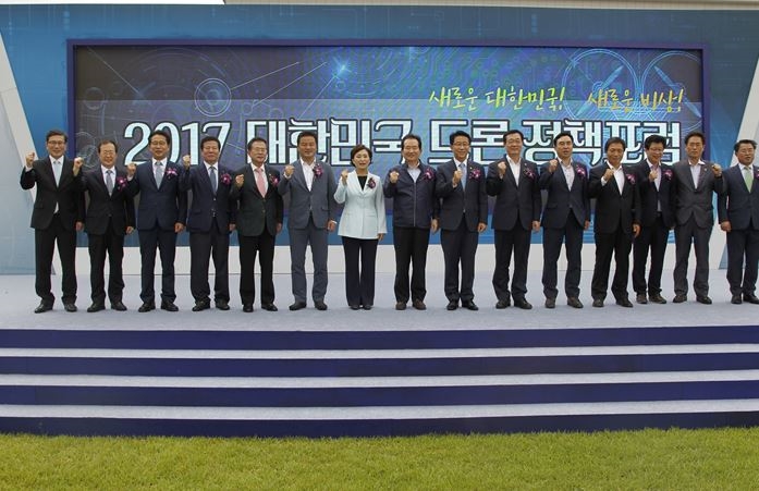 조정식 국토교통위원장과 국토교통부(장관 김현미)가 주최하고 교통안전공단(이사장 오영태)과 한국드론산업협회(회장 박석종), 한국교통연구원(원장 이창운), 한국ITS학회(회장 이종철)가 공동 주관한 ‘2017 대한민국 드폰 정책포럼’이 24일, 국회의사당에서 개최됐다.(사진=교통안전공단)