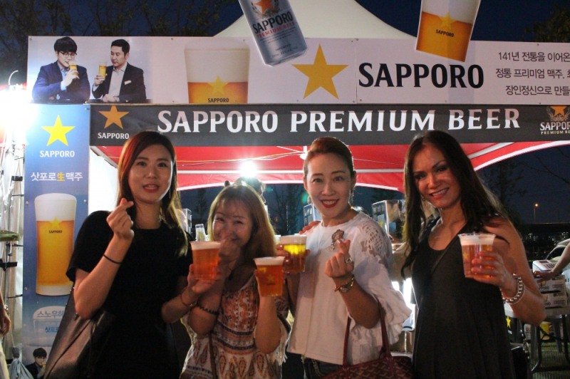 삿포로맥주부스를 방문한고객.(사진= 삿포로맥주)