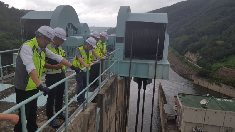강영종 이사장(왼쪽)이 공단 관계자들과 함께 충주댐의 안전 상태를 점검하고 있다. (사진=한국시설안전공단)