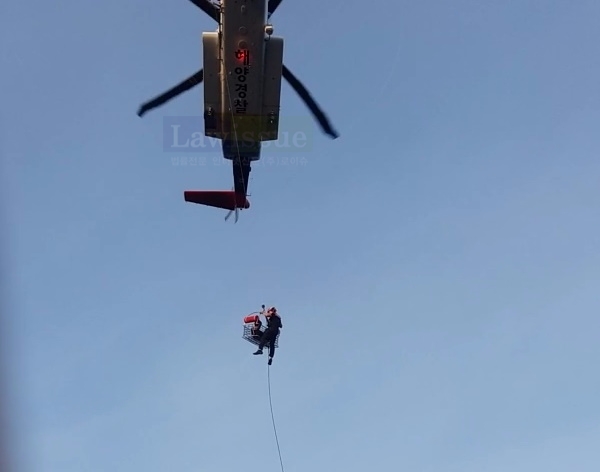 환자를 헬기로 이송하고 있다.