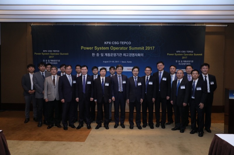 전력거래소(이사장 유상희-앞줄 왼쪽 5번째)는 지난 28일 서울 그랜드하얏트 호텔에서 전력거래소(KPX), 중국남방전력(CSG), 동경전력(TEPCO) 등 관계자가 참석한 가운데 2017년 한·중·일 계통운영기관 최고경영자 회의를 개최했다. (사진=전력거래소)