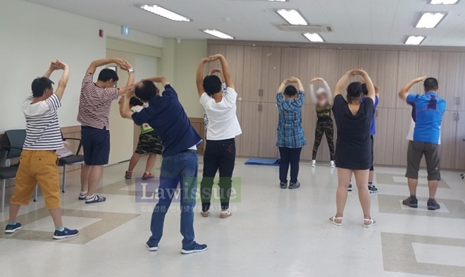 요가 경력이 있는 사회봉사명령대상자가 요가를 지도하고 있다.