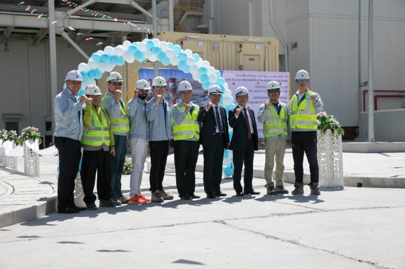 현대건설 전력사업본부 김교태 상무(오른쪽 네번째), 전력사업본부 허명렬 상무(오른쪽 세번째), 전재길 현장소장(오른쪽 다섯번째)를 포함한 임직원이 참석해 기념촬영을 하고 있다. (제공=현대건설)
