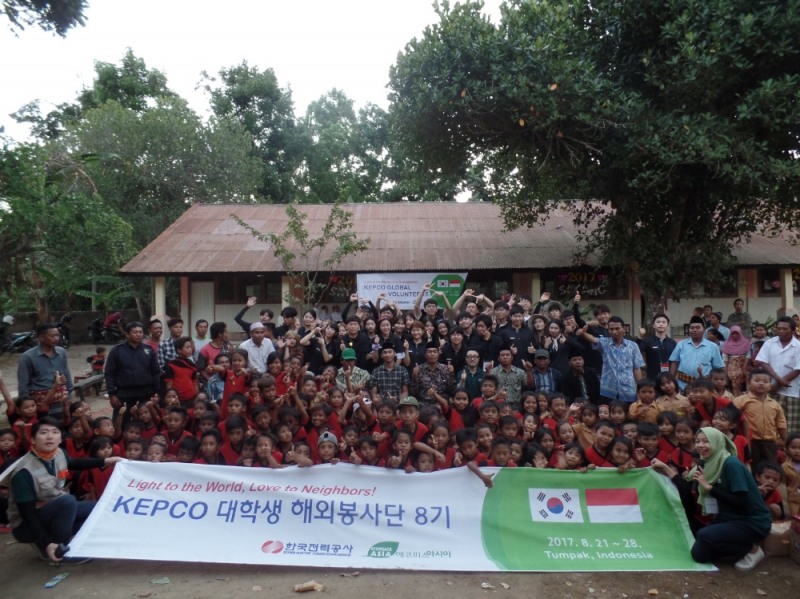 해외 대학생 봉사단 인도네시아 단체 기념촬영.(사진=한국전력)