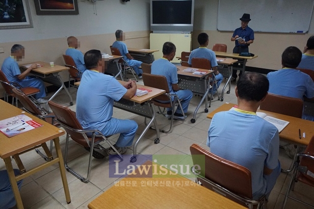 한글 교육반 개강 오리엔테이션을 하고있다.