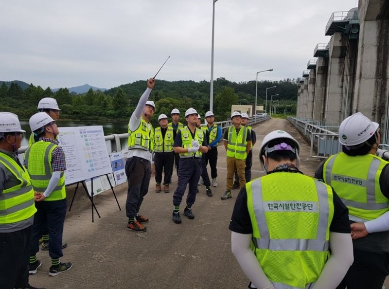 한국시설안전공단 문동부 경영지원본부장(가운데)이 공단 직원들과 함께 경북 안동시 임하댐의 안전 상태를 점검하고 있다. (사진=한국시설안전공단)
