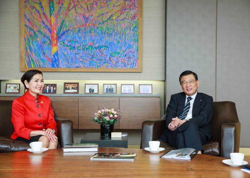 박삼구 회장과 유미 호건 여사가 기념 촬영을 하고 있다.(제공=금호아시아나그룹)