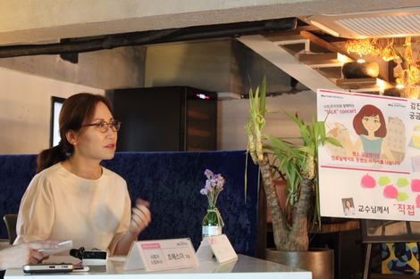 강남차병원 여성의학연구소 김진영 교수가 직접 난임 환자들의고민 상담을 들어주고 함께 공감하는 토크 콘서트 모습(사진:강남차병원)