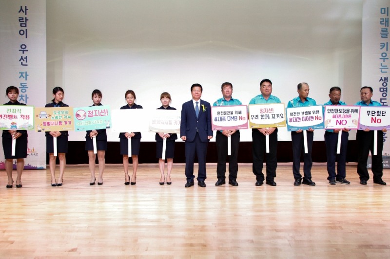 교통안전공단(이사장 오영태)은 지난 8일, 시흥시청 대강당에서 ‘시흥시 교통안전 행복도시 만들기’ 대토론회를 개최했다. 사진 오른쪽 세 번째부터, 신승철 도로교통공단 경기지부장, 오영태 교통안전공단 이사장, 김채규 국토교통부 자동차관리관, 조정식 국토교통위원장, 김윤식 시흥시장, 김영철 시흥시의회의장, 최종혁 시흥경찰서장, 장덕진 시흥시교육지원청 교육장, 이수범 서울시립대학교 교수. (사진=교통안전공단)