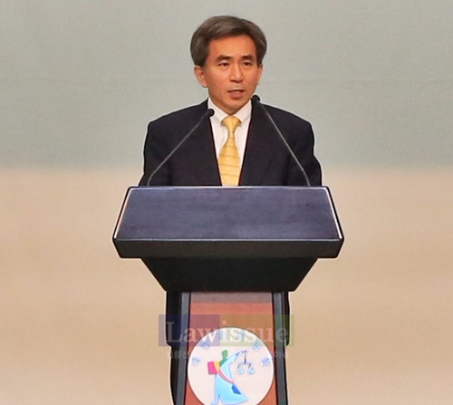 박효관 창원지법원장이 청소년 모의재판 경연대회에서 인사말을 하고 있다.