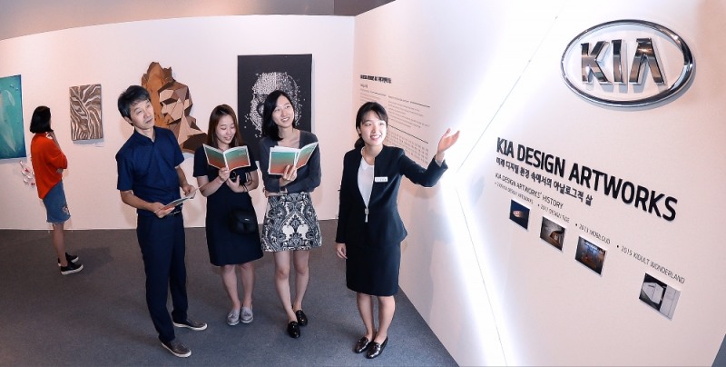 광주디자인비엔날레 기아자동차 전시관 ‘2017 기아 디자인 아트웍스’에서 관람객이 ‘도슨트(작품 안내인)’의 작품설명을 듣고 있는 모습.(사진=기아자동차)