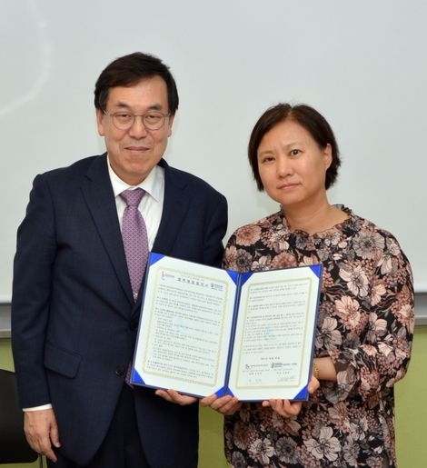 왼쪽부터 한양대학교병원 행동발달증진센터 안동현 센터장, 서울특별시발달장애인지원센터 문회원 센터장(사진=한양대의료원)