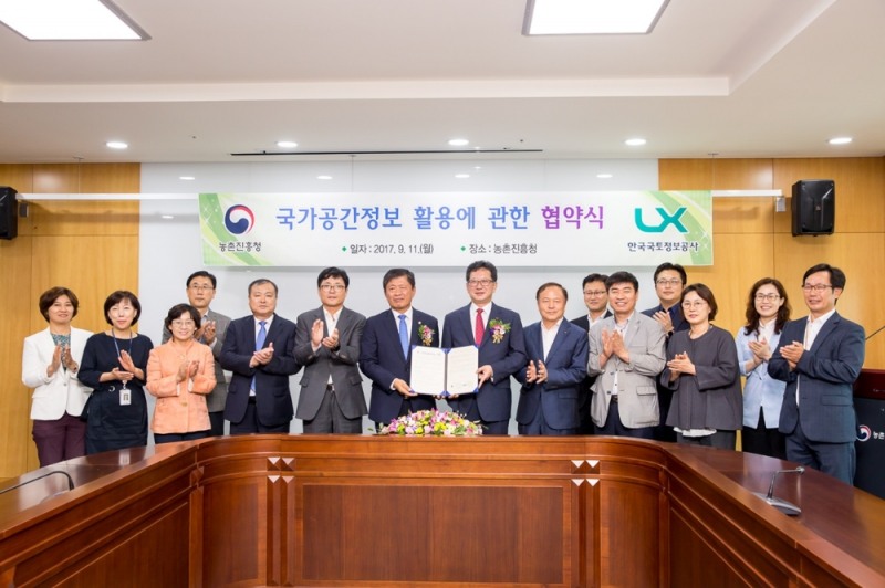 박명식 한국국토정보공사 사장(오른쪽)과 라승용 농촌진흥청장(왼쪽)이 공간정보를 활용하기 위한 업무협약을 체결했으며, 상호 협력을 확대해나가기로 했다.(사진=국토정보공사)