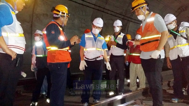장영철 코레일 부산경남본부장이 금정터널을 방문해 선로 및 신호장치를 직접 점검하고 있다.