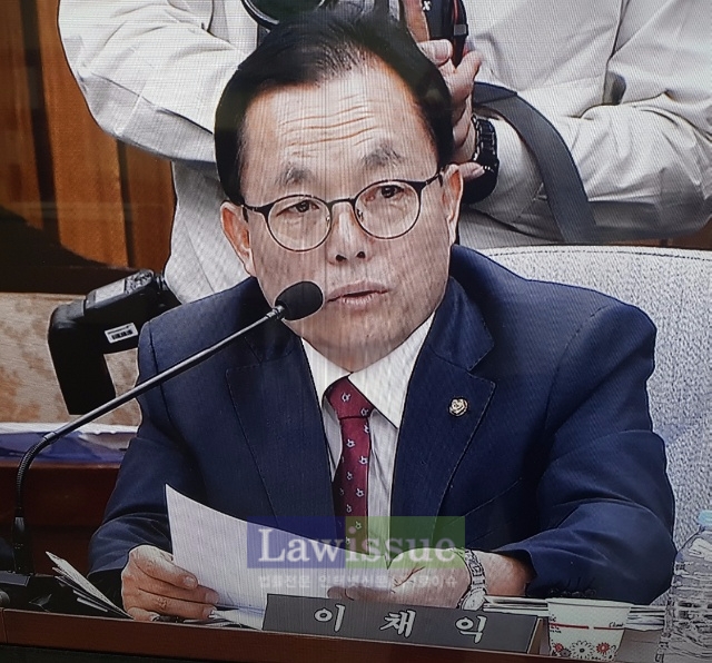 이채익 의원이 발언을 하고있다.