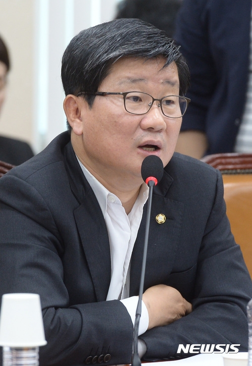 전해철 “김명수 좌편향 논란, 근거없는 트집잡기 불과”