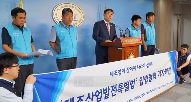 13일 오전 국회정론관에서 열린 제조산업발전 특별법 입법발의 기자회견에서 김종훈 국회의원이 발언을 하고 있다.