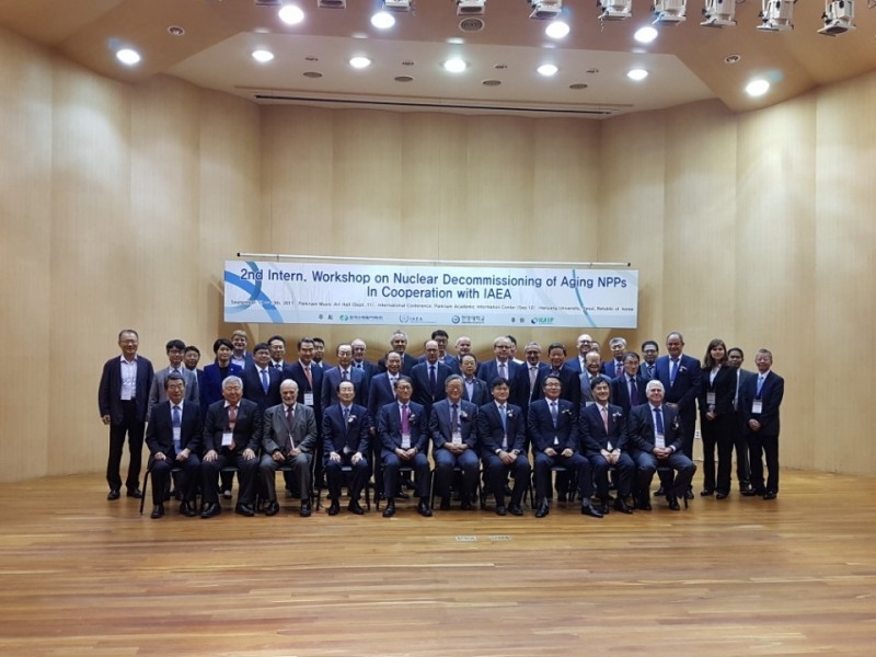 한국수력원자력이 지난 11일부터 사흘간 IAEA, 한양대학교 원전해체연구센터와 공동으로 안전한 원전해체를 준비하기 위한 워크숍을 개최하고 참석자들이 기념촬영을 하고있다(사진=한국수력원자력)