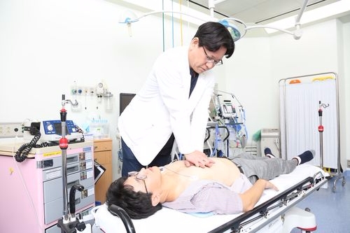 오제혁 교수의 IR-UWB 전파센서 이용 심폐소생술(사진=중앙대학교의료원)