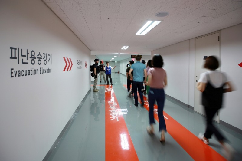 롯데월드타워 민방공 대피훈련 모습.(사진=롯데그룹)