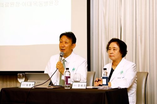 심봉석 이화여자대학교 의무부총장 겸 의료원장(사진 왼쪽)이 취임 기자간담회에서 기자들의 질문에 답하고 있다(사진=이화의료원)