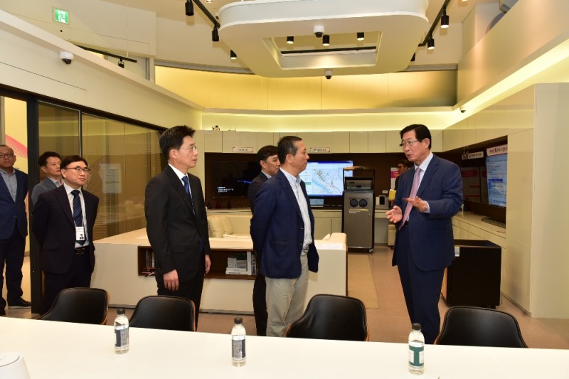 한전 조환익 사장이 LG U+ 빅데이터센터 현장에  방문해  협업을 강조하고 있다. (사진=한국전력)